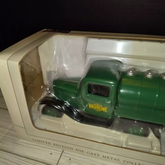 SpecCast Diecast Collectibles Metal 1932 Ford Valvoline Collector Replica Truck - Picture 4 of 10